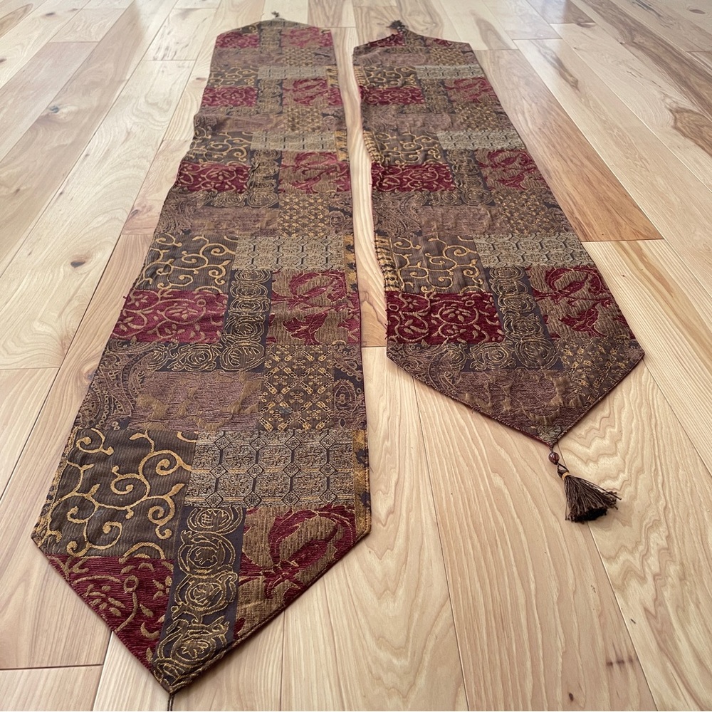 Gorgeous Criscill Home Table / Buffet Runners